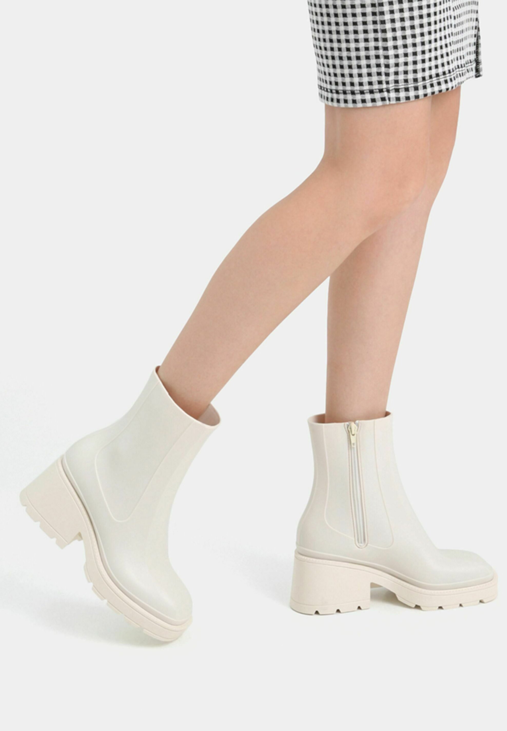Bershka MIT GUMMIERTEM FINISH - Korte laarzen - offwhite/crème - Zalando.nl