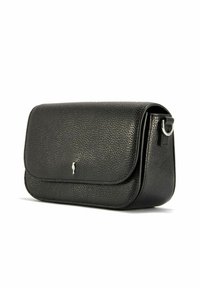 Czarna skórzana torba na ramię z teksturowanym wykończeniem, klapką zamykaną i srebrnymi elementami ozdobnymi. Kompaktowy, prostokątny kształt, wszechstronny design.