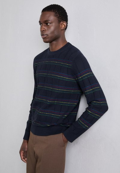 Sweater azul-marinho com um padrão de grelha texturizado, apresentando realces de riscas multicoloridas. Punhos e cintura canelados, com design de gola redonda.
