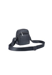 Borsa a tracolla in pelle nera con finitura testurizzata, due compartimenti con zip e una tracolla regolabile. Presenta un logo sul fronte.