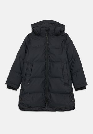 Svart polstret jakke med glidelåslukking, hette og to sidelommer. Har elastiske mansjetter og knapper i nederkant, laget av glatt, vannavvisende materiale.