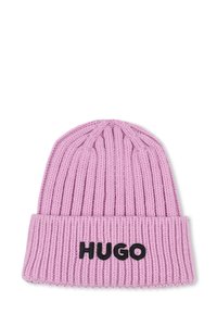 Roze gebreide beanie met een opgerolde rand. Heeft een geribbelde textuur en zwarte letters die "HUGO" op de voorkant spellen.