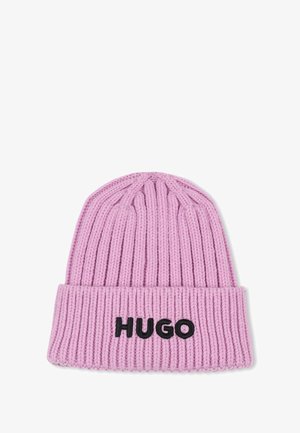 Roze gebreide beanie met een opgerolde rand. Heeft een geribbelde textuur en zwarte letters die "HUGO" op de voorkant spellen.