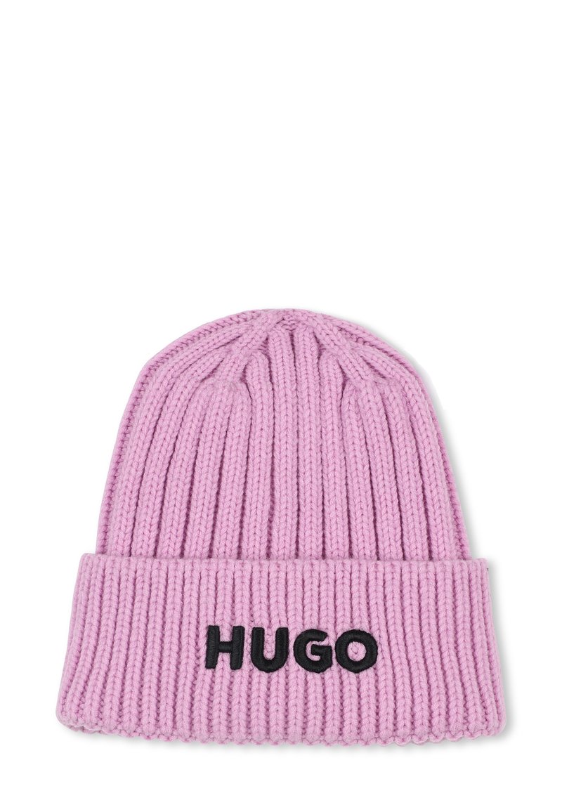 Roze gebreide beanie met een opgerolde rand. Heeft een geribbelde textuur en zwarte letters die "HUGO" op de voorkant spellen.