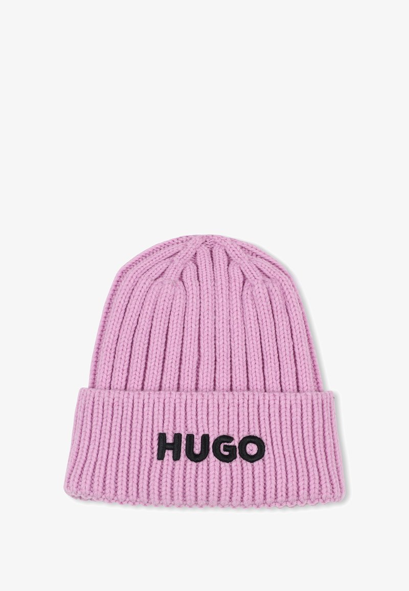 Roze gebreide beanie met een opgerolde rand. Heeft een geribbelde textuur en zwarte letters die "HUGO" op de voorkant spellen.
