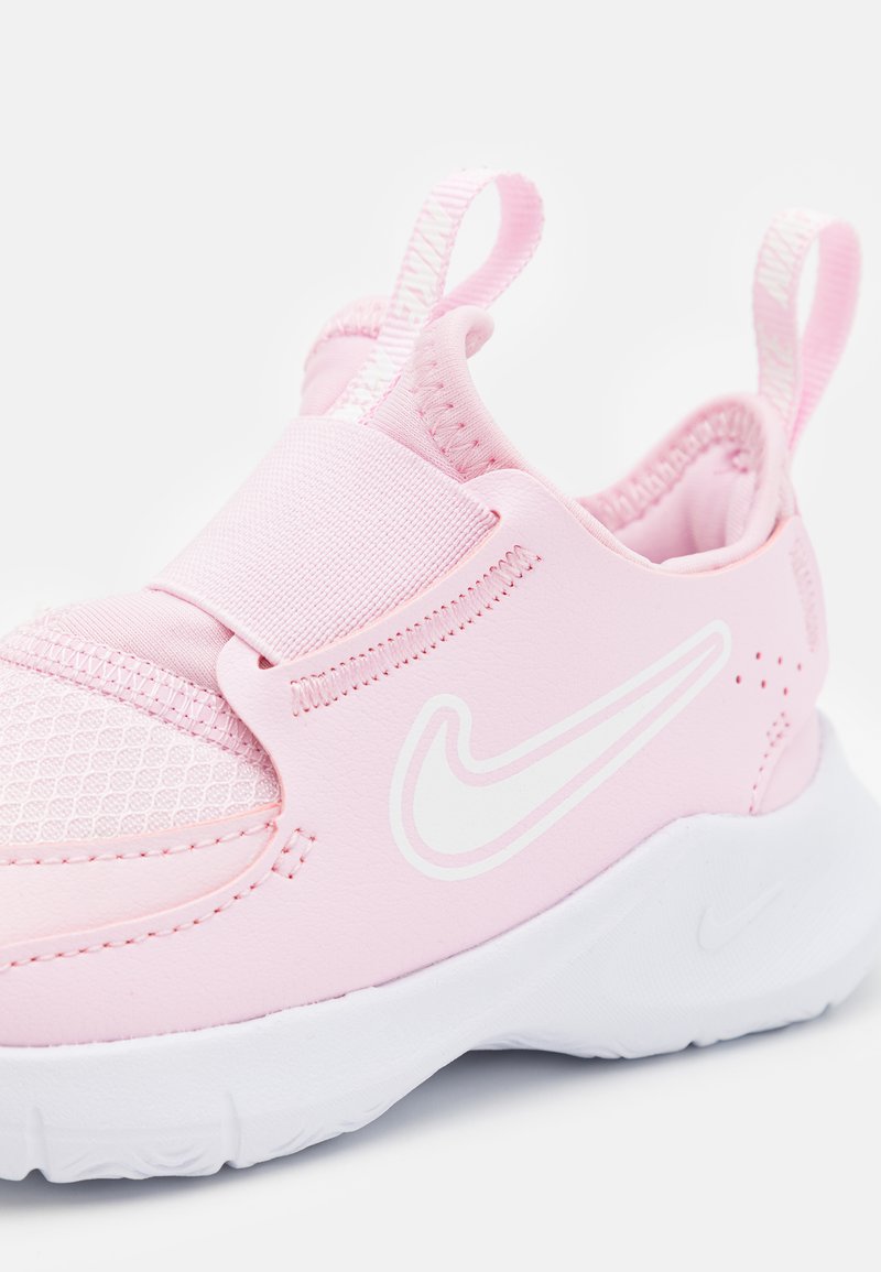 Baskets de sport rose clair avec tige en mesh texturé, sangle élastique et logo Swoosh blanc. Comprend un col rembourré et une languette. Semelle en caoutchouc.