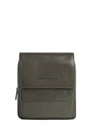 Graue Lederhandtasche mit Klappenverschluss, vorderer Reißverschlusstasche und eingraviertem Logo. Verfügt über eine glatte, strukturierte Oberfläche und ein sauberes, minimalistisches Design.