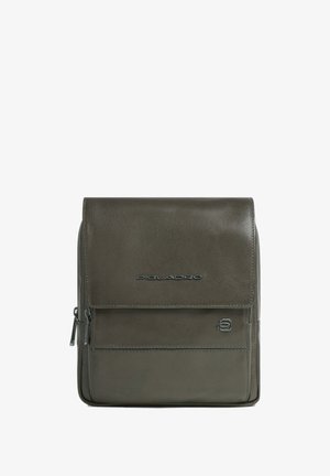 Borsa in pelle grigia con chiusura a pattina, tasca con zip frontale e logo impresso. Presenta una superficie liscia e texture e un design pulito e minimalista.