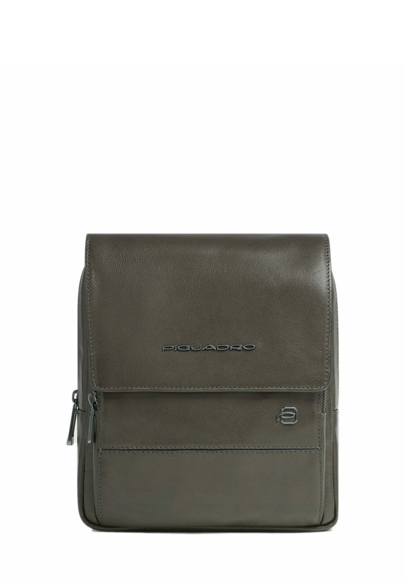 Borsa in pelle grigia con chiusura a pattina, tasca con zip frontale e logo impresso. Presenta una superficie liscia e texture e un design pulito e minimalista.