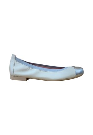 Zapato de ballet plano para mujer en cuero crema con puntera redondeada plateada y tacón bajo.
