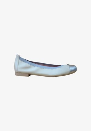 Zapato de ballet plano para mujer en cuero crema con puntera redondeada plateada y tacón bajo.