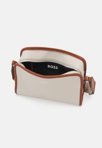 BOSS SANDY CROSSBODY - Skuldertasker - open white