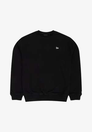 Sudadera negra de tejido suave, con cuello redondo, puños y dobladillo acanalados, y un pequeño logo blanco en el pecho.