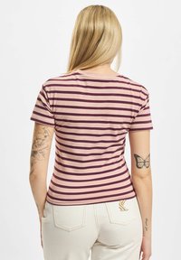 Karl Kani SMALL SIGNATURE TIGHT STRIPE - T-shirts med print - rose violet