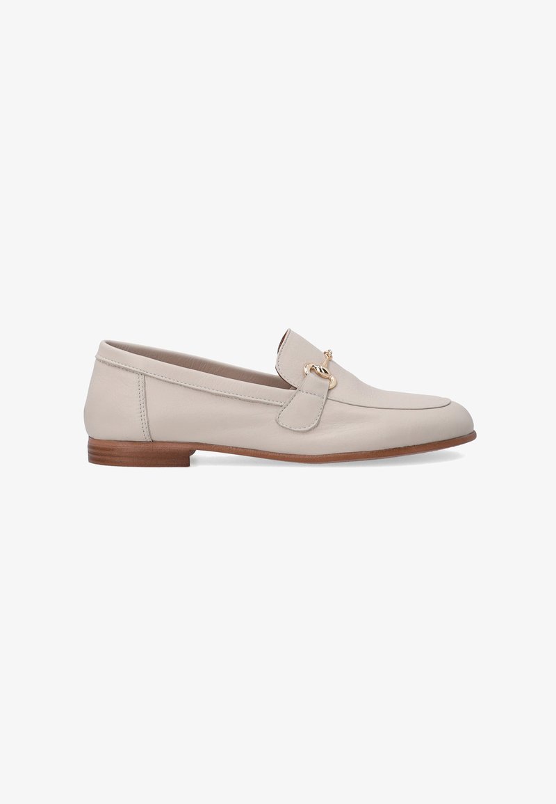 Beige Leder-Loafer mit runder Spitze, einem kleinen Absatz und einer dekorativen goldfarbenen Hardware-Akzent auf dem Blatt. Glatte Textur.