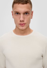 QS MIT MUSTERSTRUKTUR - Strickpullover - wollweiß