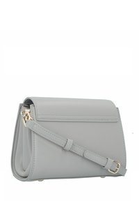 Borsa a tracolla in pelle grigia con design strutturato, chiusura a pattina superiore e tracolla regolabile; presenta dettagli in metallo dorato e cuciture decorative.