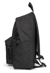 Schwarzer, strukturierten Rucksack mit Klappenverschluss, verstellbaren Trägern und einer Seitentasche. Verfügt über einen Zugverschluss und ein schlankes, minimalistisches Design.