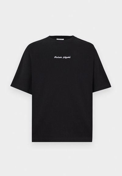 Schwarzes Baumwoll-T-Shirt mit lockerer Passform, kurzen Ärmeln und Rundhalsausschnitt. Auf der Vorderseite befindet sich ein weißer, gestickter Schriftzug mit "Maison Kitsuné".