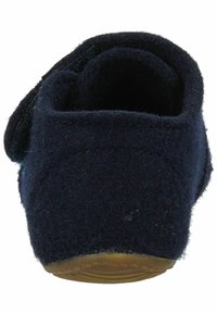 Granatowe kapcie z filcu z zaokrąglonym tyłem, teksturowaną powierzchnią i elastyczną gumową podeszwą. Zawierają zapięcie na rzep.
