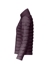Veste matelassée en violet profond, avec un col haut, un design matelassé et un détail de logo sur la manche. Matière lisse et légère.