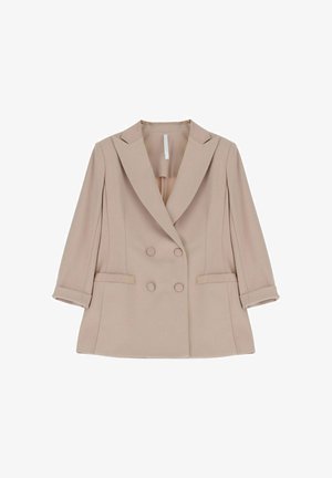 Blazer doppiopetto beige con ampi revers, due tasche frontali e maniche alla tre quarti, disteso su uno sfondo bianco.
