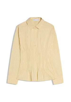 Chemise jaune pâle à manches longues avec des rayures noires verticales fines et un col, présentée sur un fond blanc.