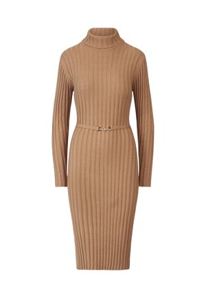 Vestido de punto en marrón claro con textura acanalada, cuello alto, mangas largas y una silueta ajustada, que cuenta con un cinturón estrecho con herrajes plateados.