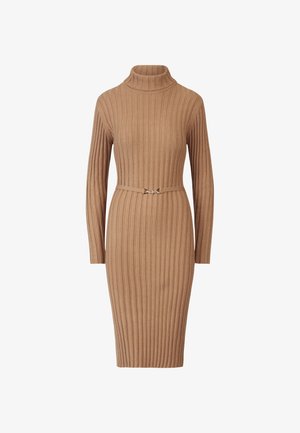 Vestido de punto en marrón claro con textura acanalada, cuello alto, mangas largas y una silueta ajustada, que cuenta con un cinturón estrecho con herrajes plateados.