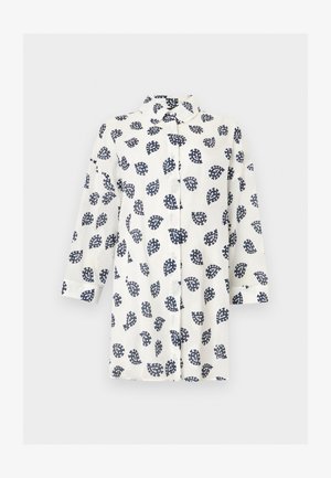 Biela košeľa s dlhým rukávom na zapínanie na gombíky, s námorníckym modrým vzorom paisley listov, špicatým golierom a rovnou spodnou časťou na jednoduchom pozadí.