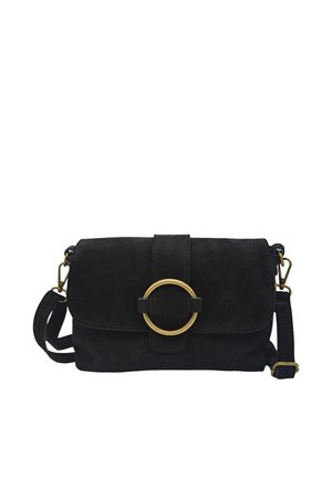 Sac bandoulière en daim noir avec sangle ajustable et grande boucle circulaire dorée sur le rabat avant.