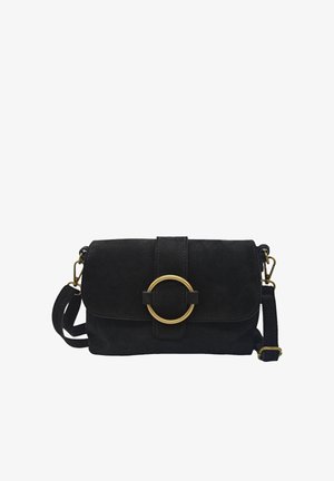 Sac bandoulière en daim noir avec sangle ajustable et grande boucle circulaire dorée sur le rabat avant.