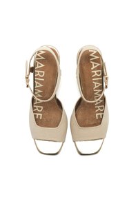 Sandali con tacco alto beige, con punta quadrata, tomaia in suede, dettagli dorati, cinturino alla caviglia regolabile e soletta in sughero imbottita. Marchio "MARIAMARE" all'interno.