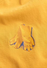 Geel stof met een levendige illustratie van handen in handschoenen, met duidelijke details die de vinger vormen en textuur benadrukken.