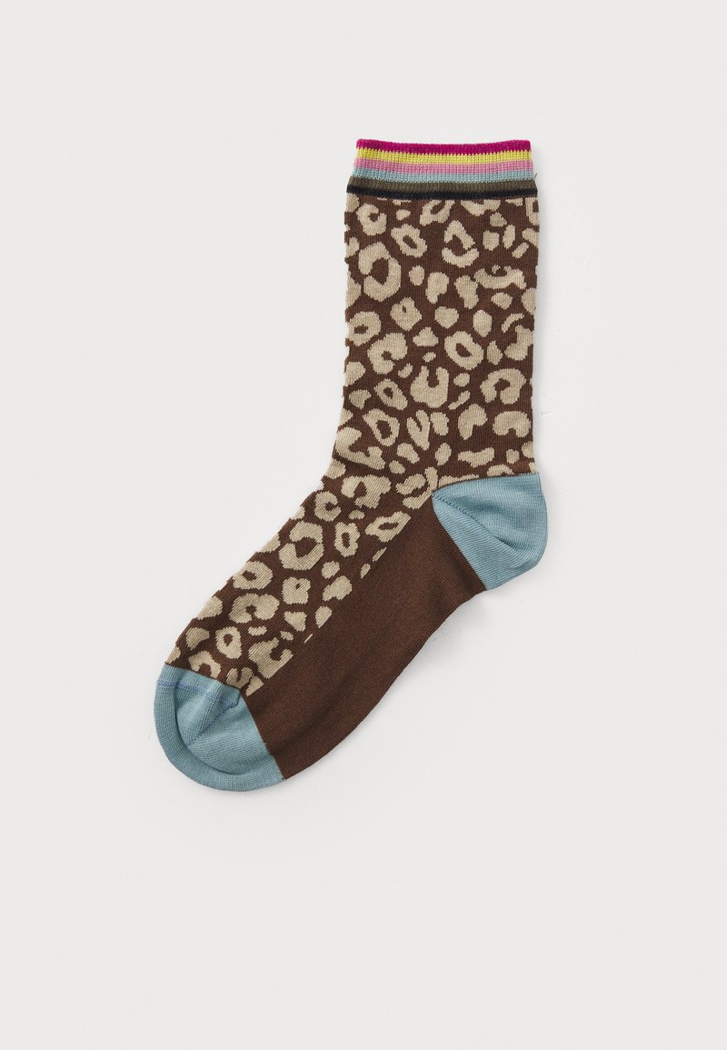 Calze con stampa leopardata marrone, caratterizzate da una punta e un tallone blu, e un bordo a righe multicolori. Tessuto morbido con texture a contrasto.