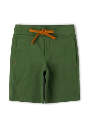 Grüne Kleinkinder-Shorts mit Vordertaschen und einer orangefarbenen Kordel, die zu einer Schleife am elastischen Bund gebunden ist, flach auf weißem Hintergrund.