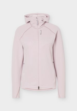 Valge roosa kapuutsiga softshell-tagi, millel on täispikk eesmine lukk, lukuga rinnataskud ja küljetaskud, pikad varrukad ning õmmeldud õmblused.