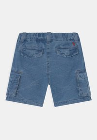 Džínové cargo šortky ve středně modré barvě, s elastickým pasem, dvěma zadními kapsami a dvěma bočními kapsami s jemnými švy.