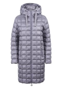 Chaqueta acolchada gris con diseño de acolchado, cierre frontal con cremallera, bolsillos laterales y capucha, que cuenta con cordones ajustables y una textura suave.