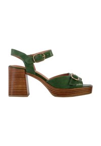 Sandalia de tacón alto de cuero verde con punta al aire, correa de tobillo ajustable y detalle de hebilla dorada; cuenta con un tacón de madera apilada.