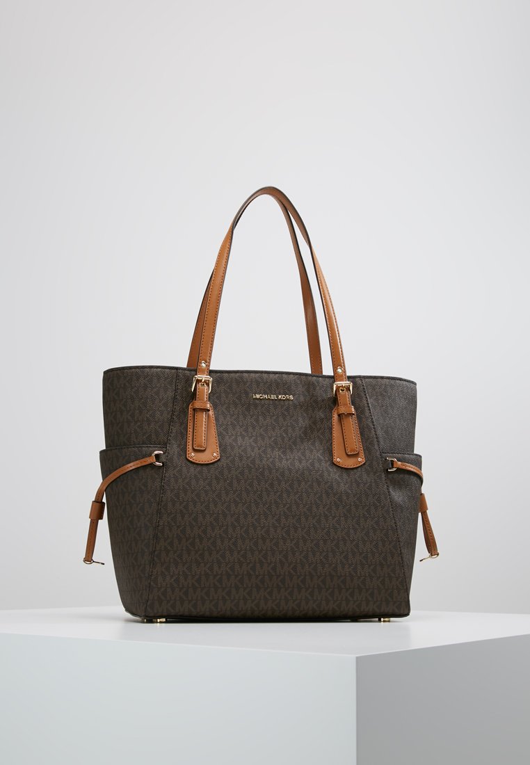 MICHAEL Michael Kors - VOYAGER SIGNATURE TOTE - Kézitáska - brown, Nagyítás