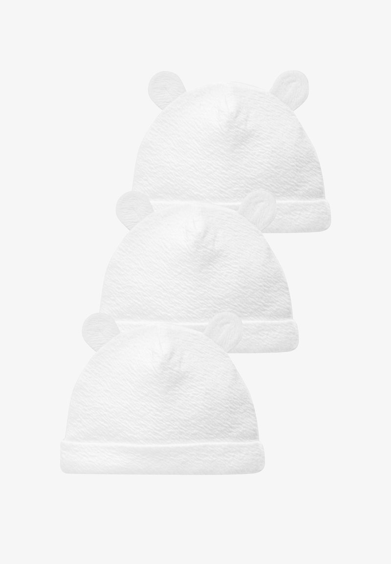 Cappelli bianchi di cotone con orecchie arrotondate, texture morbida e bordi arrotolati, impilati tre in alto. Caratterizzati dal loro design semplice e giocoso.
