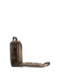 Brązowa skórzana teczka o wyraźnej konstrukcji, z podwójnymi zamkami błyskawicznymi i regulowanym paskiem. Wnętrze wyłożone jest gładką beżową podszewką i posiada przegródki.