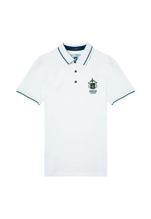 Polo shirt bianco con una patta di bottoni, dettagli neri sul colletto e sulle maniche, con un emblema ricamato sul lato sinistro del petto.