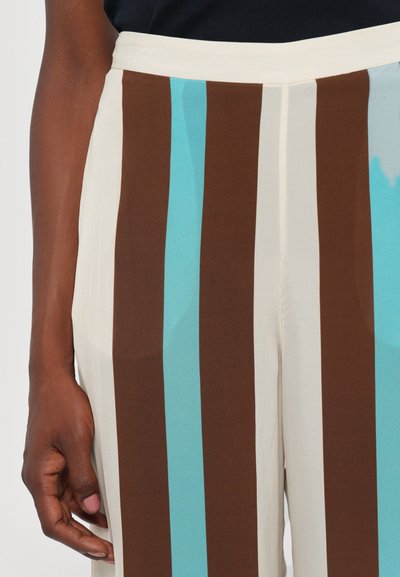 Pantaloni cu picioare largi, cu dungi verticale în nuanțe de maro, teal și crem. Materialul are o textură netedă și un design cu talie înaltă.
