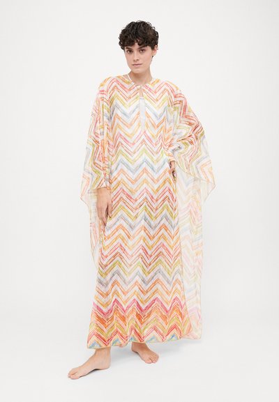 Kaftan multicolor cu un model în zigzag, dintr-un material ușor și translucent, cu decolteu rotund și mâneci late. Lungimea ajunge până la gleznă.