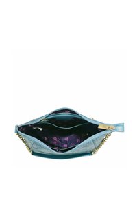 Helleblaue Lederhandtasche mit Kettenriemen, ausgestattet mit einer geprägten Außenseite und einem dunkelvioletten floralen Innenfutter. Zwei sichtbare Fächer.