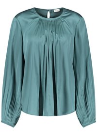 Blusa di raso verde acqua con maniche lunghe e dettagli arricciati sul colletto. Presenta un'apertura a occhiello sul retro e accenti plissettati.