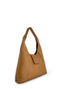 Torebka ze skóry w kolorze tan o unikalnym, kształtowanym wzornictwie. Posiada luźną formę, przednią kieszeń z klapką oraz pleciony uchwyt, który dodaje faktury.