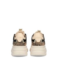 Baskets chunky avec un dessus noir, des accents beige clair et un imprimé animal texturé beige. Semelle blanche épaisse avec une languette.